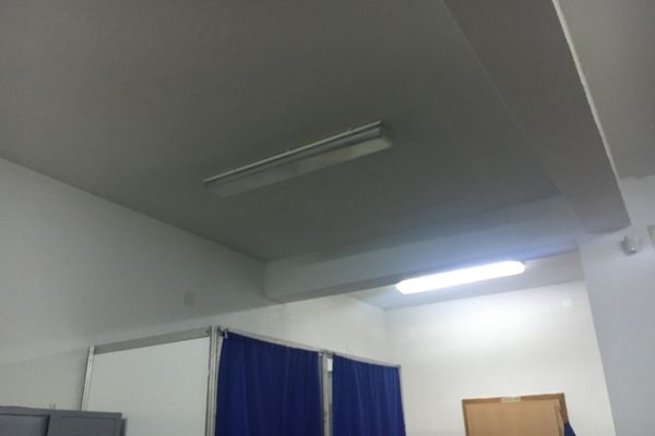 Secție de vot cu instalația de iluminat defectă