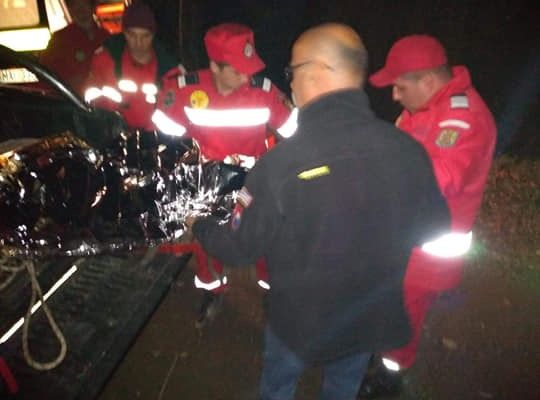 Bărbat de 20 ani salvat după ce a căzut dintr-un utilaj