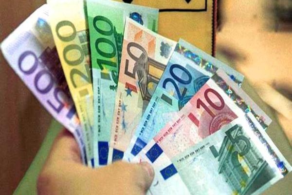 Leul pierde ușor teren în fața euro. Lira sterlină, aproape de record