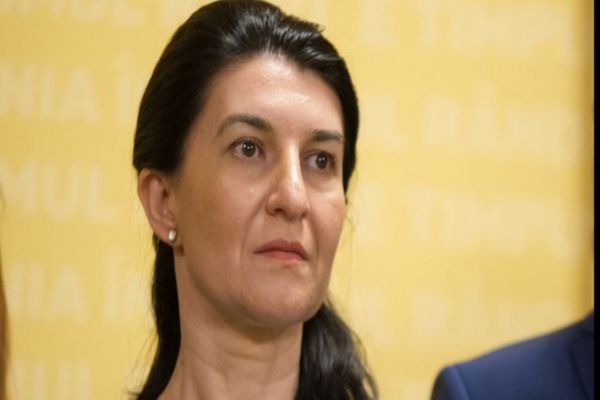 Ministrul Muncii, Violeta Alexandru, vrea interzicerea cumulului pensiei cu salariul din sistemul de stat