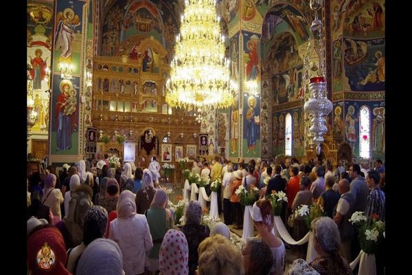 Biserica Ortodoxă reacționează: Potirul sau lingurița se curăță înainte şi după folosire 