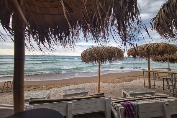 Restricții ridicate pentru vacanța la mare. Accesul pe plajă, permis şi fără şezlonguri