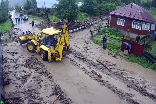 Circulația pe DN 17 C, între județele Maramureș și Bistrița-Năsăud, a fost blocată din cauza aluviunilor 