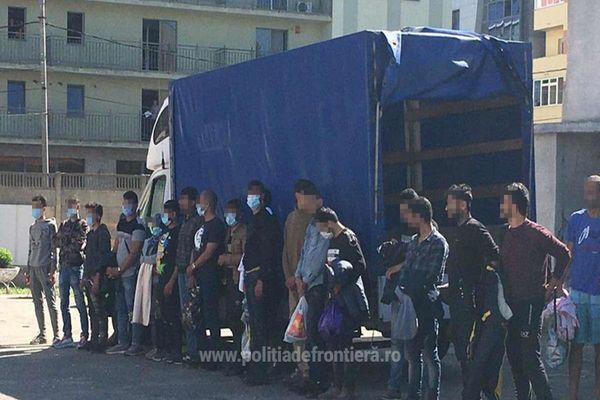 23 de cetățeni din Siria, Palestina și Egipt, descoperiți într-o autoutilitară