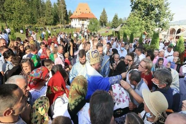 Mânăstirea Moisei a fost amendată cu 2000 de lei pentru nerespectarea prevederilor legale stabilite în perioada stării de alertă