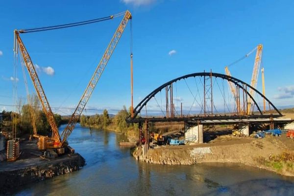 Povestea podului construit pe un singur mal al Someşului a ajuns la final! A fost mutat încât să lege cele două maluri
