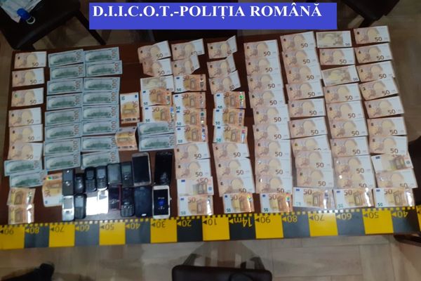 Un bistrițean și patru maramureșeni, reținuți de DIICOT pentru contrabandă de țigări, arme și alcool! Ce au mai găsit anchetatorii la percheziții