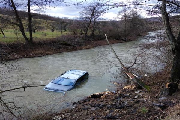 Mașină căzută în râul Iza. O persoană a fost rănită