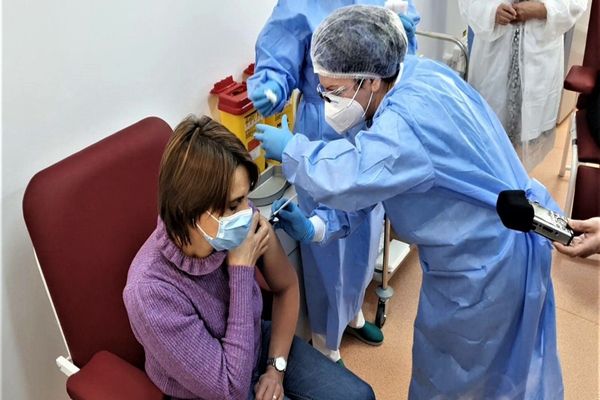 VACCIN ÎMPOTRIVA COVID-19: În prima zi a campaniei au fost imunizate 105 cadre medicale din Maramureș