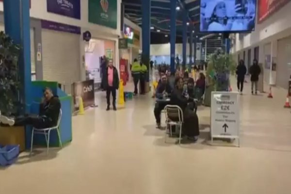 Aglomerație la intrarea în țară: mii de români se întorc în țară din Anglia. Toți românii care vin din UK intră în CARANTINĂ