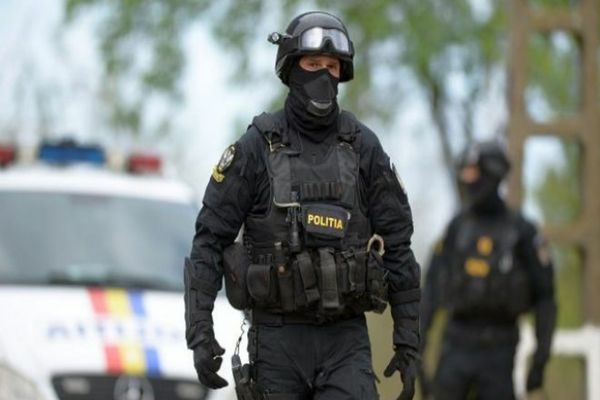 VIDEO. Măşti contrafăcute în spitale. Poliţiştii fac percheziţii în Capitală şi în judeţele Bihor, Brașov, Maramureș și Timiș, 