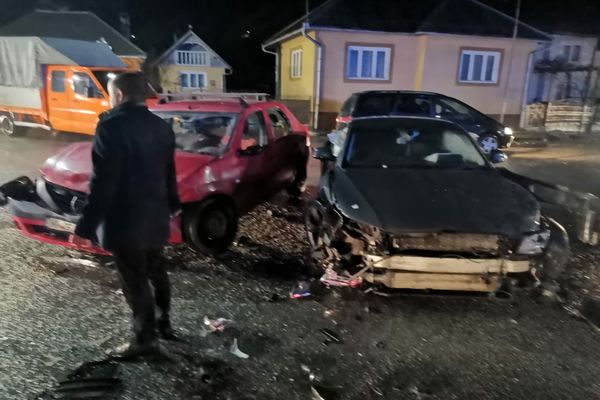 FOTO/VIDEO: Accident în Salva, cu două mașini și un TIR! 800 de litri de motorină s-au scurs pe carosabil