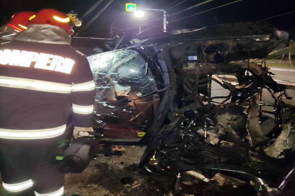 FOTO: Tragedie pe DN 18, în Berbești! Un tânăr de 23 de ani a murit, după ce s-a izbit cu mașina de stâlp de electricitate
