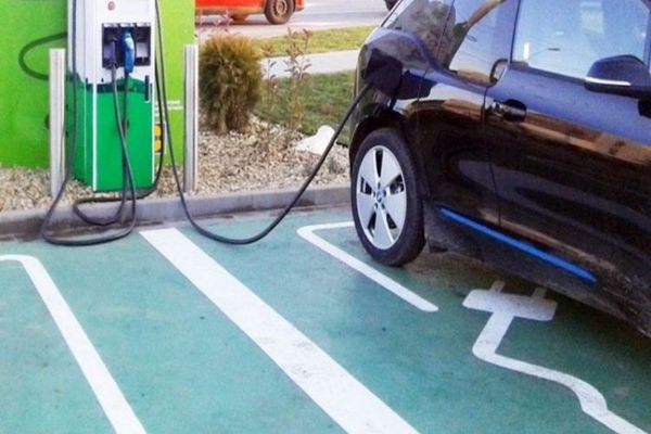 Uniunea Europeană pregăteşte sfârşitul maşinilor diesel şi pe benzină