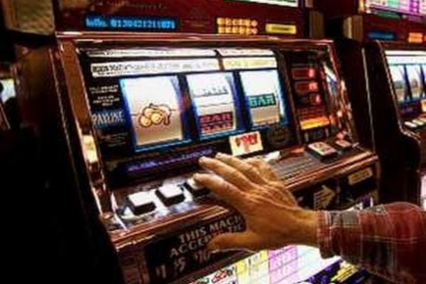 Supărat că a pierdut la păcănele, a furat câteva mii de lei din casa de marcat