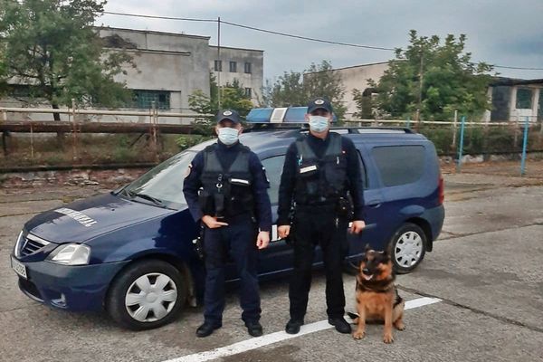 A furat dintr-un supermaket și a plecat cu coș cu tot! L-au "interceptat" jandarmii