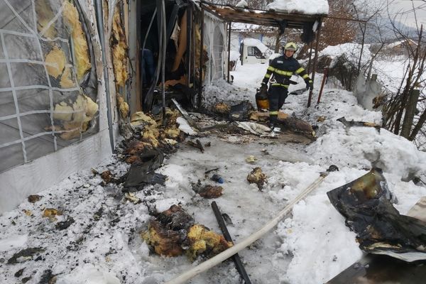 Un cort în care se desfășura un serviciu religios a luat foc, în Baia Mare, din cauza undei butelii defecte