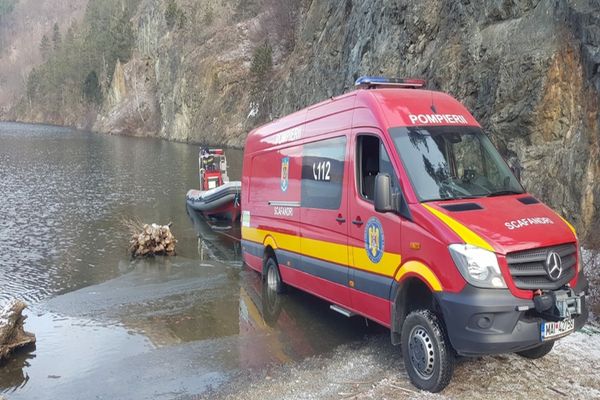 Cadavrele a doi bărbaţi au fost scoase din lacul Someșul Cald! Aceştia ar fi căzut cu maşina de pe baraj (FOTO)