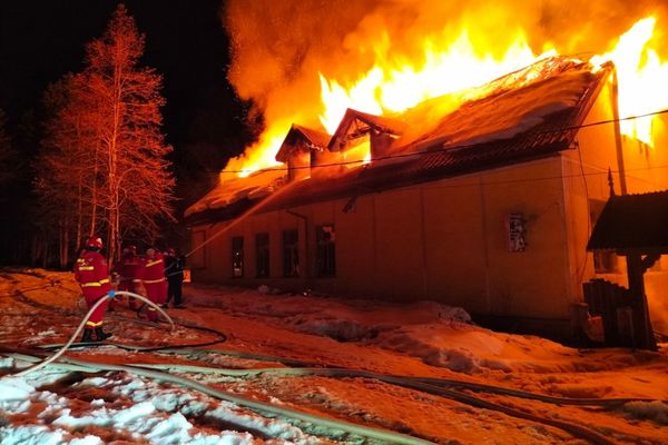 VIDEO: Fostă cabană din Baia Mare, afectată de incendiu! Focul, pus intenționat