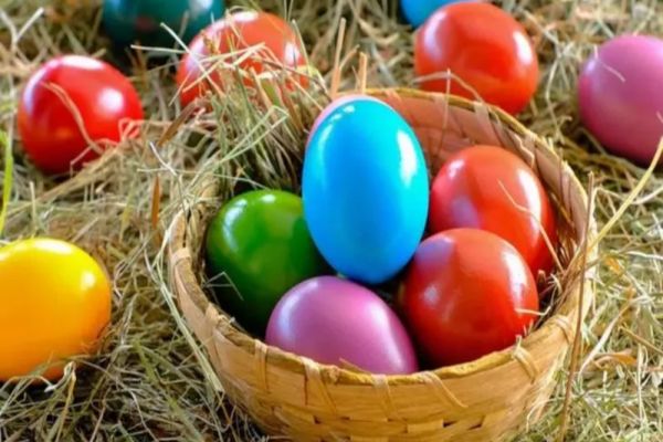 Cel mai mare pericol de la masa Paște: cum recunoști vopseaua tipografică TOXICĂ