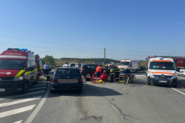 Trei autoturisme cu 7 persoane, implicate într-un accident grav, în Cociu! O femeie a murit, iar alte 6 persoane au fost duse la spital, una în stare foarte gravă