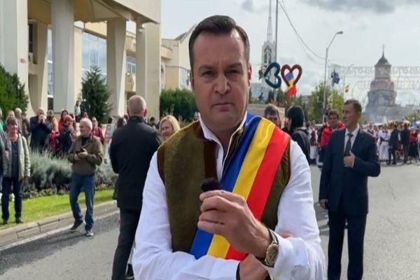 Confruntare în direct între primarul Cătălin Cherecheș și viceprimarul UDMR din Baia Mare, Pap Zsolt, după scandalul tricolorului dat jos