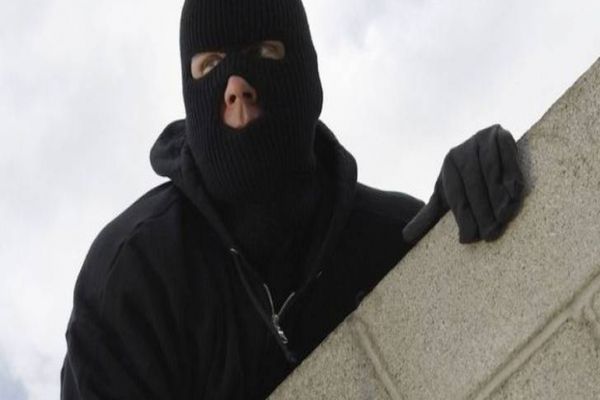 Hoții au dat iama într-un magazin din Bârsana! Au furat câteva mii de pachete de țigări și băutură