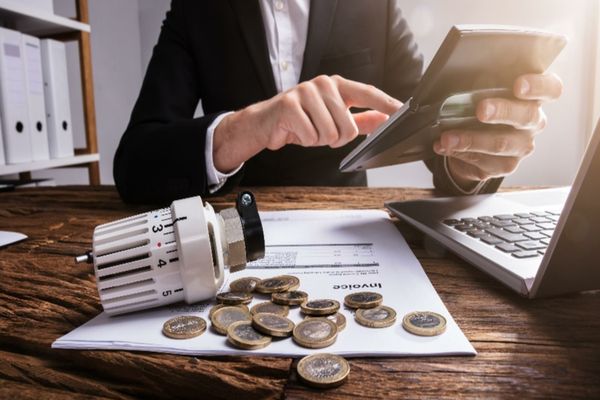 Factură la energie și gaze de 500 de euro, anul viitor: avertismentul specialiștilor. SURSE: Revenirea la piața reglementată, luată în calcul. Posibile consecințe