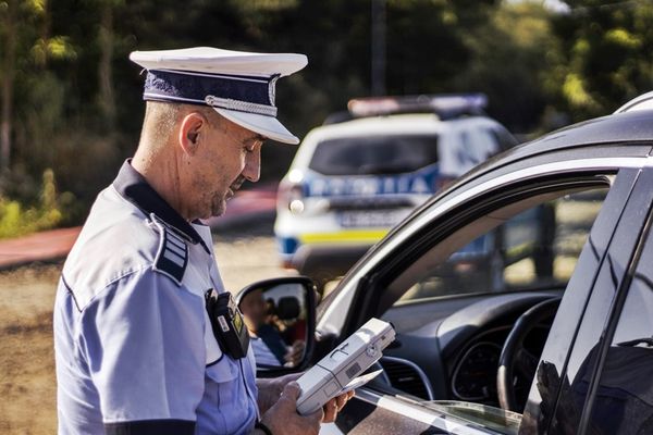 Prins de două ori beat la volan, a ajuns după gratii