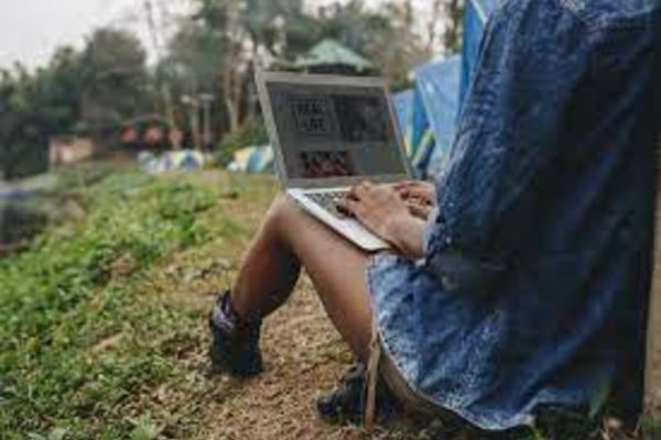 Opt din zece gospodării din România au acces la internet. Ce regiuni sunt în top