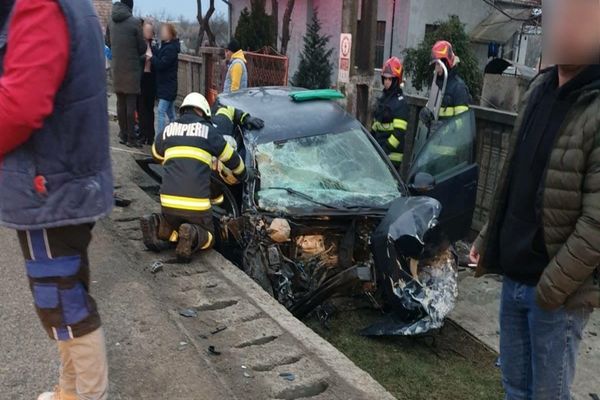 Accident în Jucu provocat de o tânără din Maramureş! A intrat cu maşina într-un TIR condus de un bistriţean băut (FOTO)