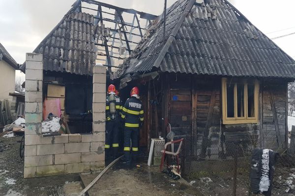 Casă afectată de incendiu, în Vadu Izei! Un bărbat a suferit arsuri și a fost dus la spital