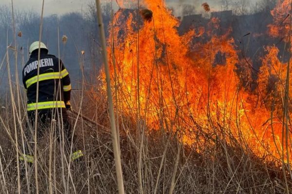 Încep lucrările agricole, crește riscul incendiilor de vegetație! Recomandările pompierilor maramureșeni