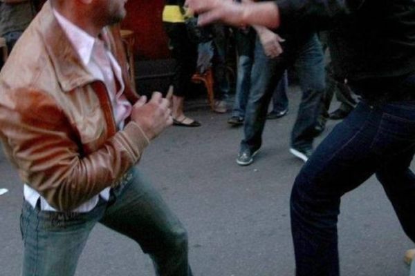 Doi bătăuși din Maramureș, reținuți! Au snopit în bătaie un adolescent și au băgat groaza în locuitorii din Glod