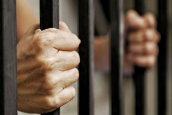 Doi maramureșeni condamnați la închisoare, duși după gratii de polițiști