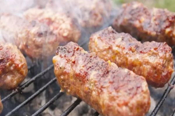 Câți mici mănâncă românii numai de 1 Mai - Puși cap la cap, micii consumați într-un an ajung până la Lună