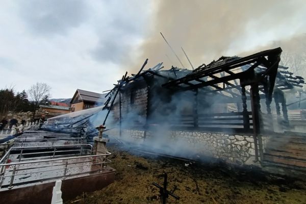 VIDEO/Biserică din lemn veche de 300 de ani din Borșa, făcută scrum de un incendiu