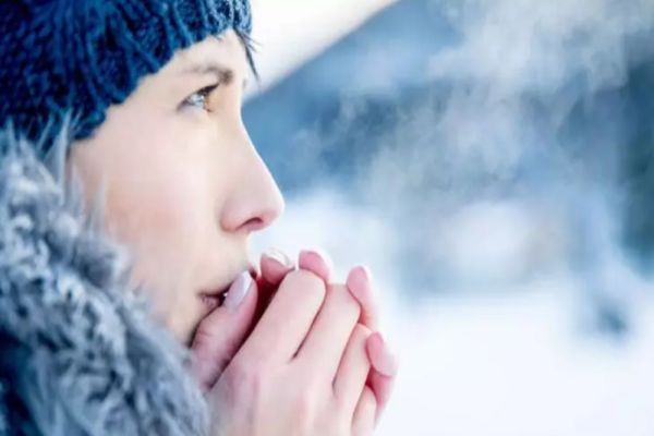 Vremea se răcește accentuat. Ninsori slabe, polei și ger în multe regiuni ale țării