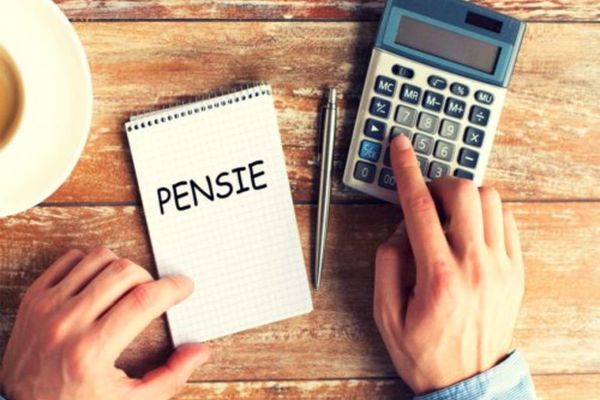 CÂND SE PLĂTESC PENSIILE PE LUNA AUGUST? CU CÂT SCADE VENITUL PENSIONARILOR CARE AU MAI MULT DE 3.000 DE LEI - EXEMPLU DE CALCUL 