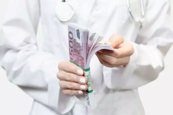 Rețeaua mitei din spitale: cum fac legea paznicii și oamenii de la spălătorie. Cum erau instruiți pacienții să lase bani medicilor