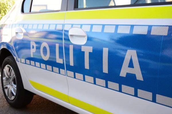 Copilă de 9 ani la spital, după ce a căzut dintr-un autoturism aflat în mers