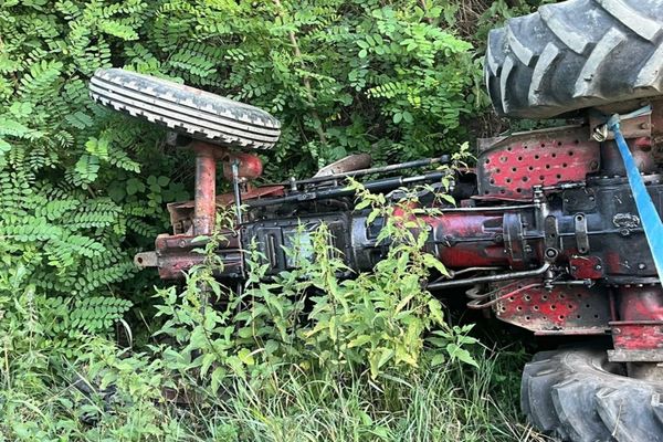 Sfârșit tragic pentru un bărbat din Maramureș, după ce s-a răsturnat cu tractorul