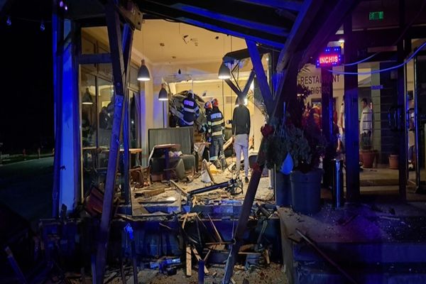 Grav accident pe DN1C în judeţul Cluj! Un tânăr din Maramureş a intrat cu maşina într-un restaurant (FOTO)