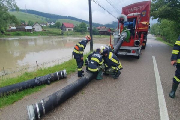Pompierii au intervenit în 56 de localităţi din 19 judeţe, inclusiv în Bucureşti, pentru a evacua apa din case