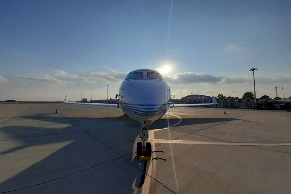 TRAFIC AERIAN DAT PESTE CAP PE AEROPORTUL DIN CLUJ. DOUĂ ZBORURI AU FOST DEVATE, DUPĂ CE UN AVION A RĂMAS BLOCAT PE PISTĂ. PILOTUL, PRELUAT INCONȘTIENT