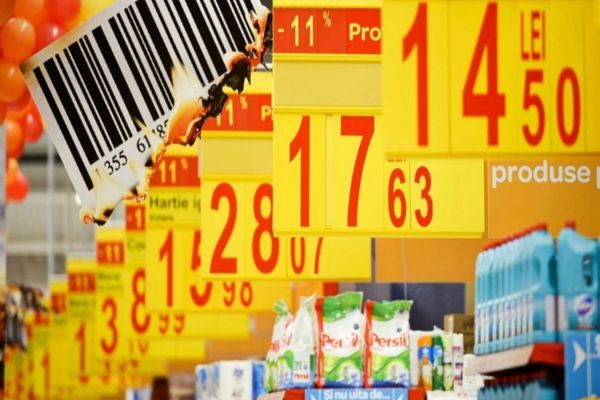 Românii, momiți de marile magazine să cumpere mai mult, ca să plătească mai puțin