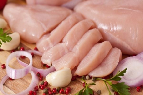 Marea manipulare: Carne de pui din Ucraina, vândută cu etichetă românească. Multinaționalele sunt acuzate că vor falimentarea fermierilor români