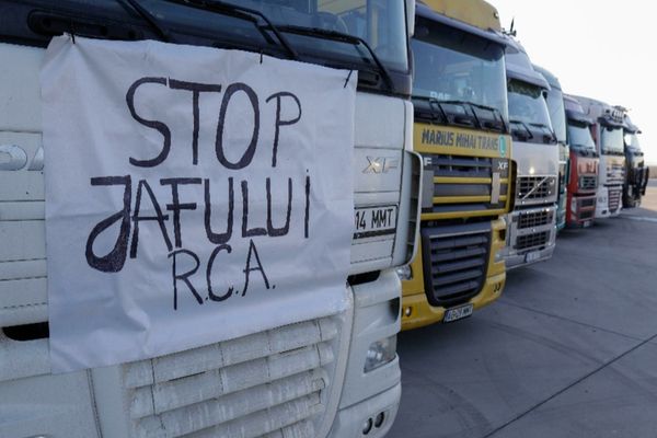Fermierii și transportatorii continuă să protesteze în stradă