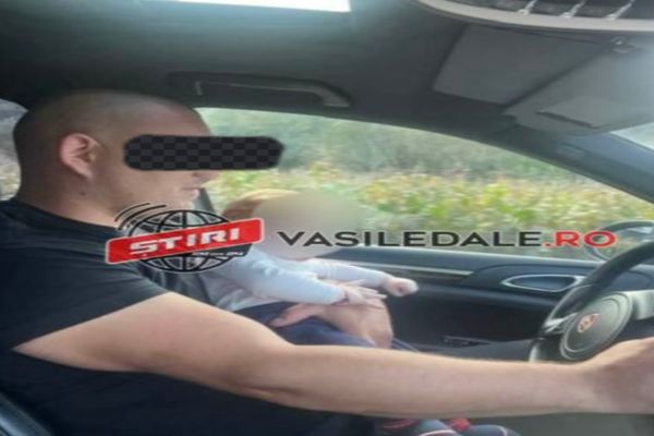 Bebeluşul "şofer" din Maramureș, pus şi de tată la volanul maşinii, când avea doar 5 luni
