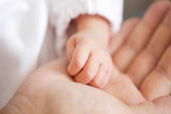 O TÂNĂRĂ MAMĂ DE 19 ANI A MURIT DE INFECȚIE BACTERIANĂ DUPĂ CE A NĂSCUT LA MATERNITATEA DIN BRAȘOV